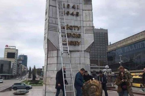 Фото. З обеліску на площі Перемоги демонтували зображення Леніна