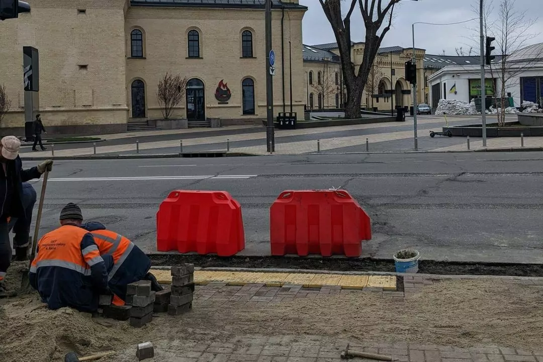 Фото. Возле &laquo;Арсенальной&raquo; начали обустраивать наземные переходы