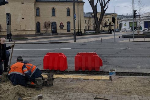 Фото. Возле «Арсенальной» начали обустраивать наземные переходы