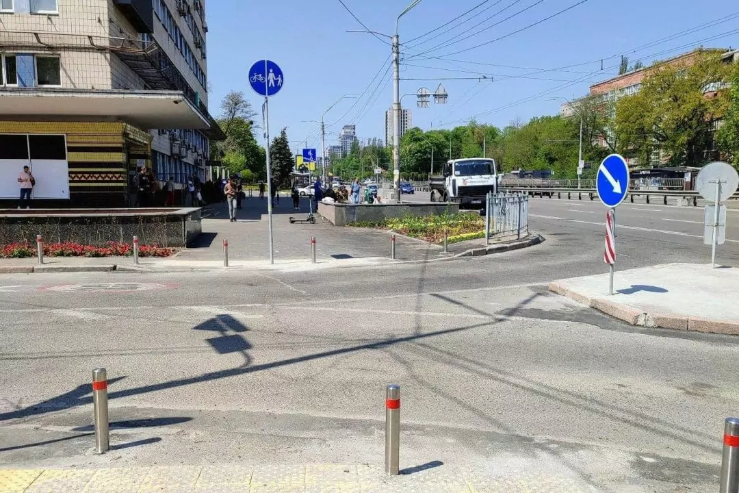 Возле Политехнического института обустроили наземный переход с островком безопасности