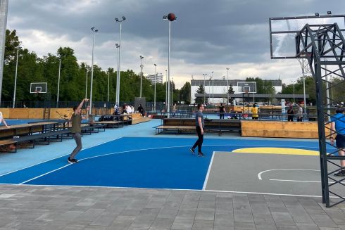 В урбан-парке на ВДНХ заменят покрытие на спортплощадках