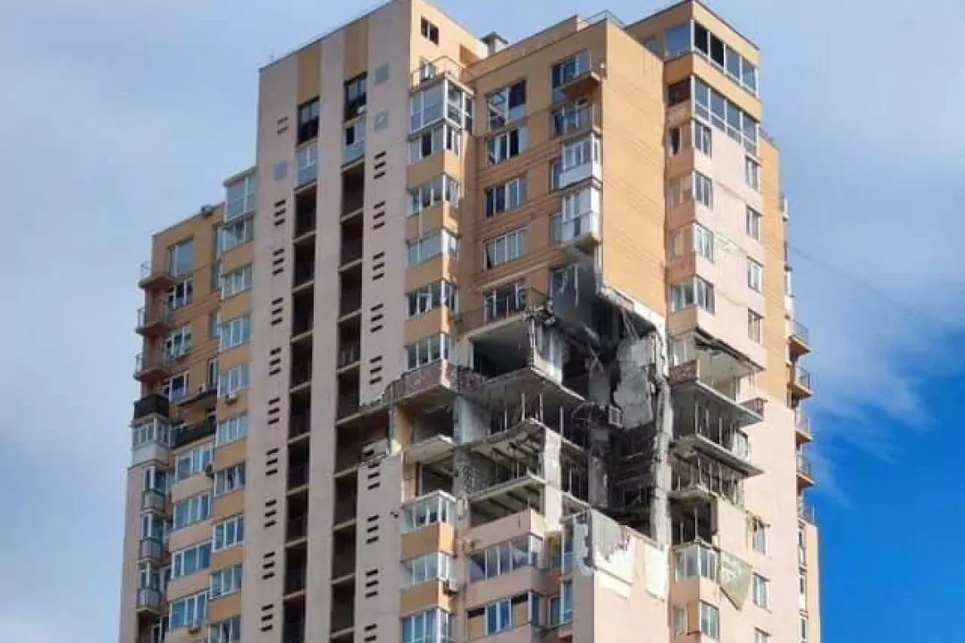 Мешканці зруйнованого ракетою будинку у Києві намагаються відбудувати його власними силами