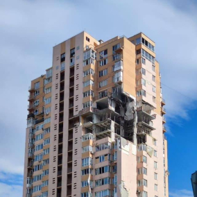 Мешканці зруйнованого ракетою будинку у Києві намагаються відбудувати його власними силами