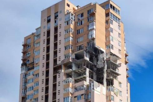 Мешканці зруйнованого ракетою будинку у Києві намагаються відбудувати його власними силами