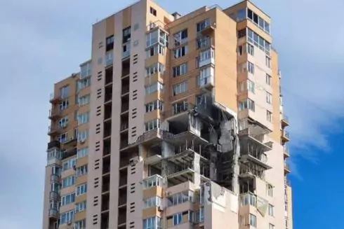 Мешканці зруйнованого ракетою будинку у Києві намагаються відбудувати його власними силами