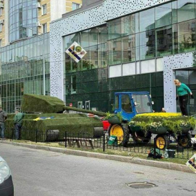 Біля Політеху з'явилася нова квіткова композиція – про легендарний трактор, що тягне ворожий танк