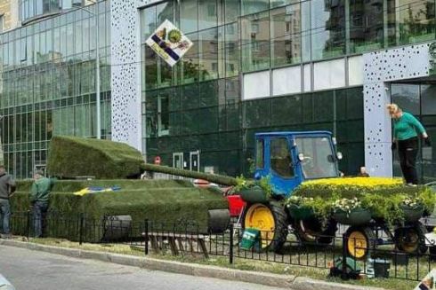 Біля Політеху з'явилася нова квіткова композиція – про легендарний трактор, що тягне ворожий танк
