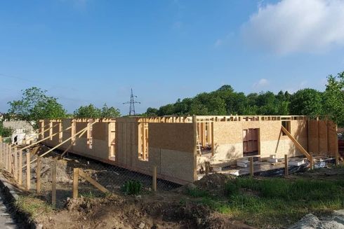 Фото. У Львові почали монтувати житло для вагітних переселенок