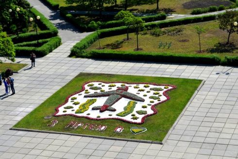 Фото. На Троещине высадили цветочное панно, посвященное самолету «Мрія»