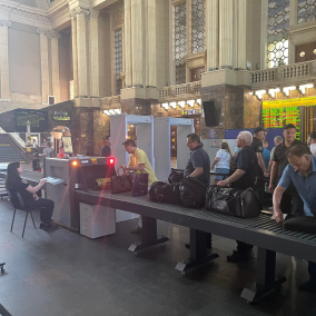 На железнодорожном вокзале Киева установили систему осмотра для повышения безопасности