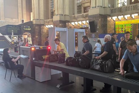 На железнодорожном вокзале Киева установили систему осмотра для повышения безопасности