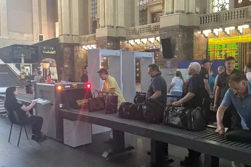 На железнодорожном вокзале Киева установили систему осмотра для повышения безопасности