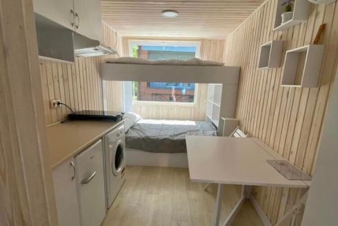 Фото. В Буче устанавливают модульные дома на солнечных панелях для потерявших жилье