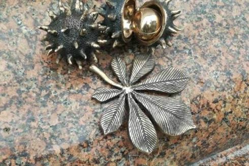 У Києві з'явилася скульптура у вигляді каштана