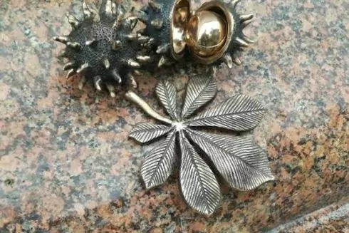 В Киеве появилась скульптура в виде каштана