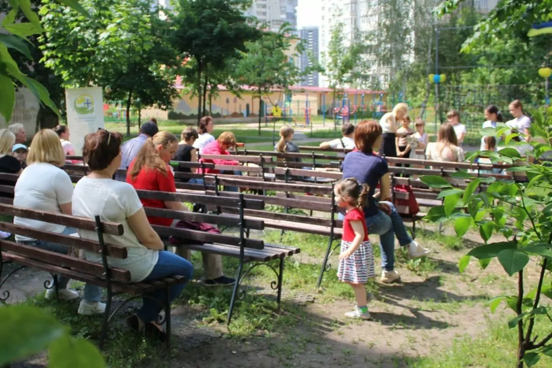 Фото. На &laquo;Осокорках&raquo; відкрили сквер &laquo;Читай-двір&raquo;