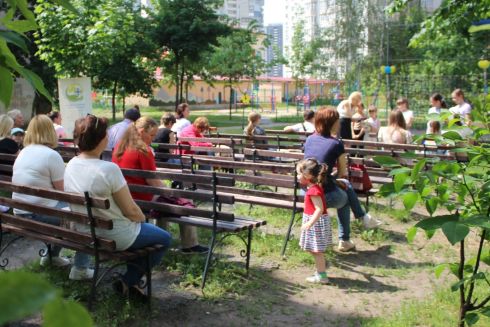 Фото. На «Осокорках» открыли сквер «Читай-двор»