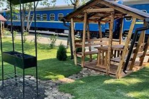 Бесплатное питание и интернет Starlink. В Ирпене создали временное жилье из вагонов купе