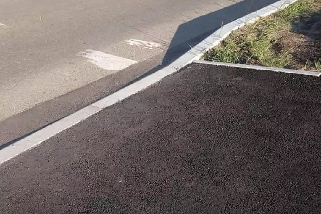 В Дарницком районе начали понижать бордюры для создания безбарьерного пространства