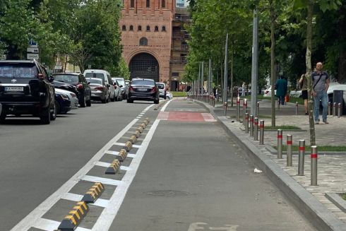 На Золотоворотской установили бордюры для защиты велополосы