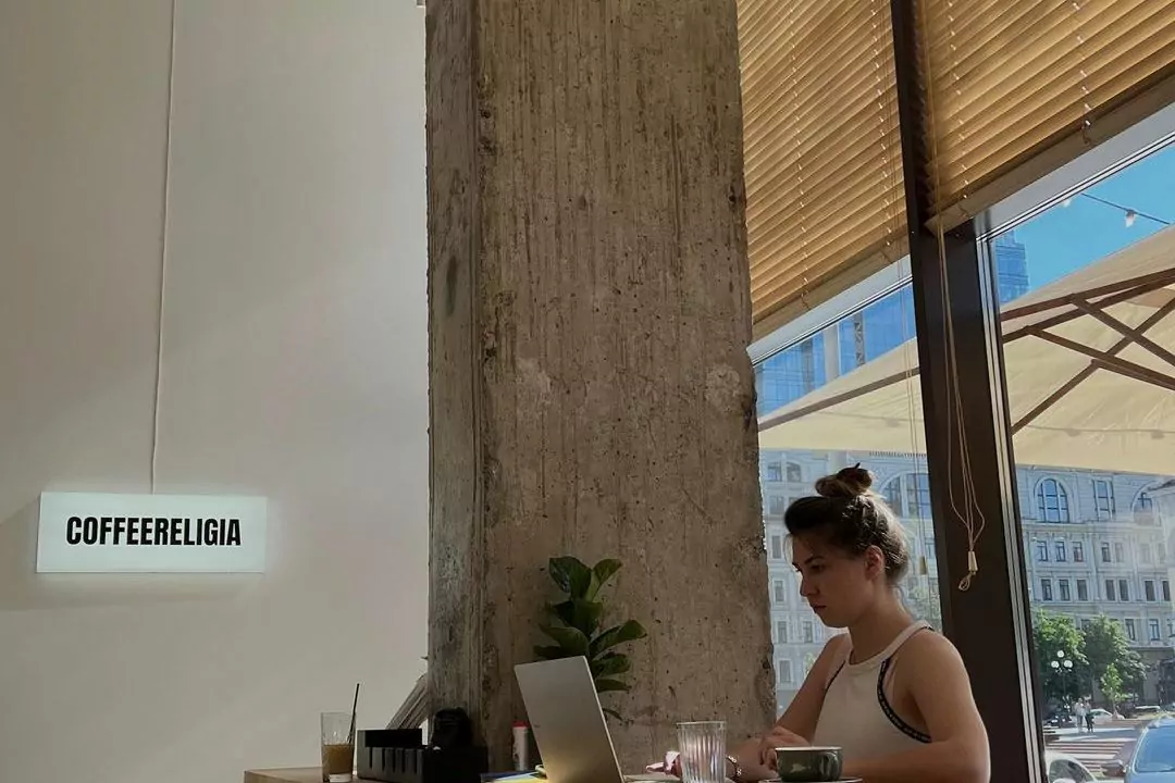 На Владимирской открыли кофейню Coffeereligia с видом на оперный театр