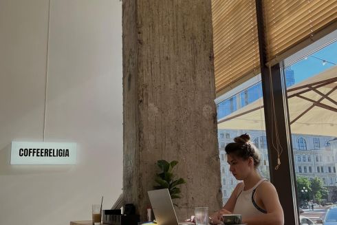 На Владимирской открыли кофейню Coffeereligia с видом на оперный театр