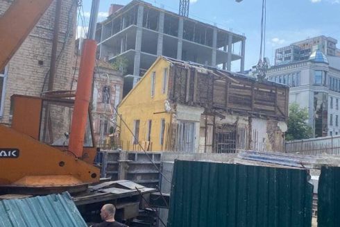 Поліція заблокувала кран біля садиби Маліна, яку незаконно хоче знести забудовник