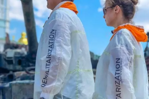 Бренд REwind выпустил куртки, изготовленные из парашюта сбитого российского летчика