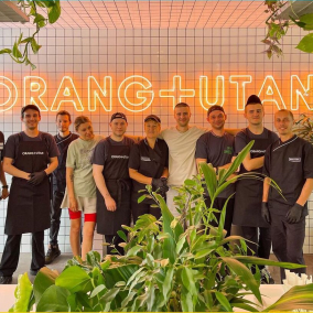 Возле Житнего рынка открылся крупнейший Orang+Utan с открытой кухней и фритюр-меню
