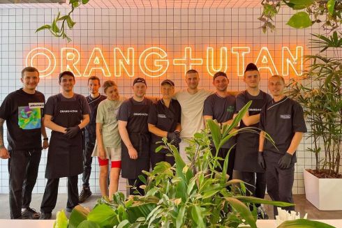 Біля Житнього ринку відкрився найбільшій Orang+Utan з відкритою кухнею та фритюр-меню