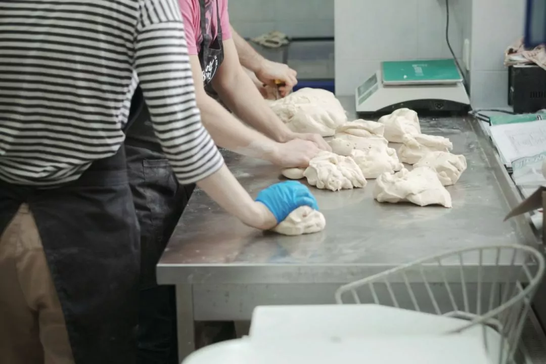 The Bread Givers: Як київська соціальна пекарня пече хліб для переселенців під час війни