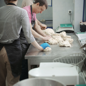 The Bread Givers: Як київська соціальна пекарня пече хліб для переселенців під час війни