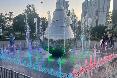 Фото: У парку «Позняки» відновив роботу фонтан «Груша». Він не працював з 2014 року