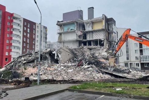 Видео. В Буче снесли многоэтажку, пострадавшую от обстрелов