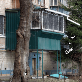 Фото дня: нелепые и странные киевские балконы