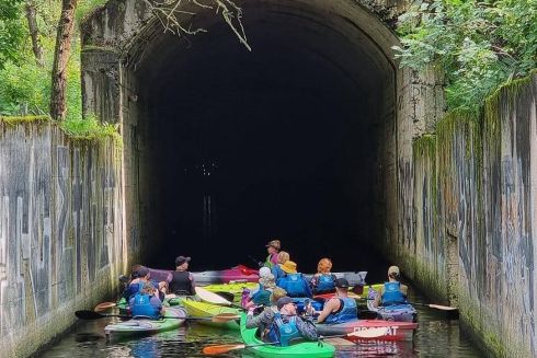 Фото. В Киеве прошел концерт на каяках в затопленном тоннеле