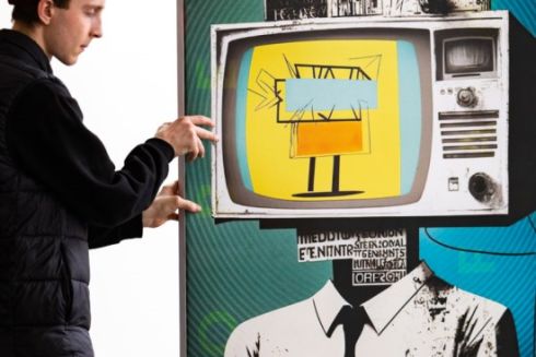 На станции метро «Золотые ворота» открыли интерактивную выставку о пропаганде россии: фото