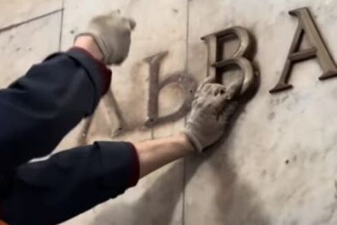 На станції метро &ldquo;Площа Українських Героїв&rdquo; демонтували зі стін стару назву
