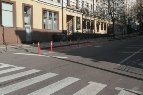 У центрі Києва облаштували делініатори біля острівців безпеки