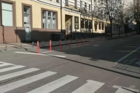 У центрі Києва облаштували делініатори біля острівців безпеки