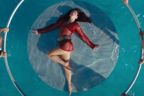 Дивіться новий кліп Дуа Ліпи, який зняла українська режисерка Таню Муіньо