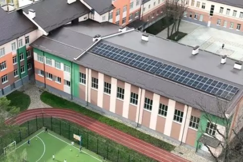 В Ірпені ліцей обладнали сонячною електростанцією: фото