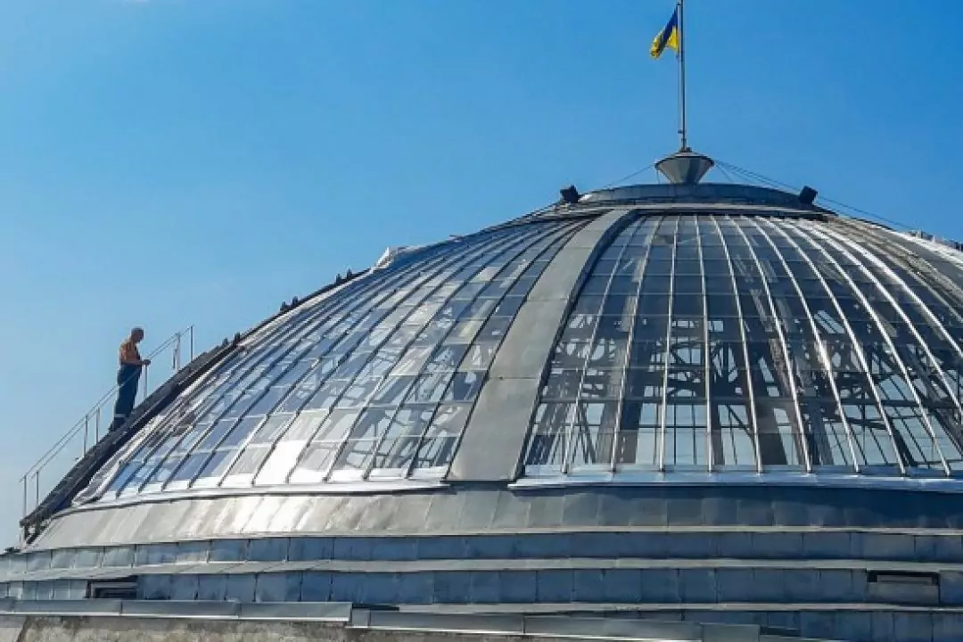 У Києві відновлюють купол Будинку вчителя, що постраждав від атаки рф: фото