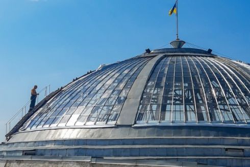 У Києві відновлюють купол Будинку вчителя, що постраждав від атаки рф: фото
