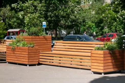 У Києві на місці МАФів і незаконних паркувань встановлюють парклети: фото