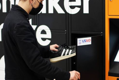 В Киеве установили первые почтоматы для кроссовок. Оттуда их будут забирать в химчистку