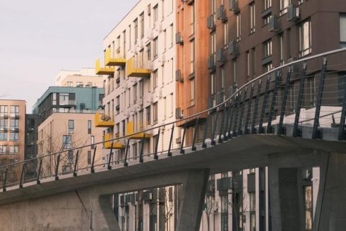 У ЖК "Файна Таун" побудували 100-метровий пішохідний міст: дивіться, який вигляд він має