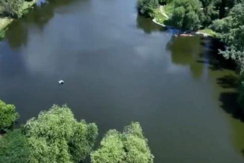 Озеро Віра у Святошинському районі розчистили машиною-амфібією