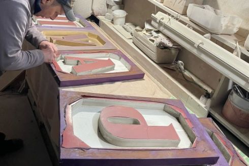 Дивіться, як активісти реставрують історичну вивіску “Перукарня” на Подолі