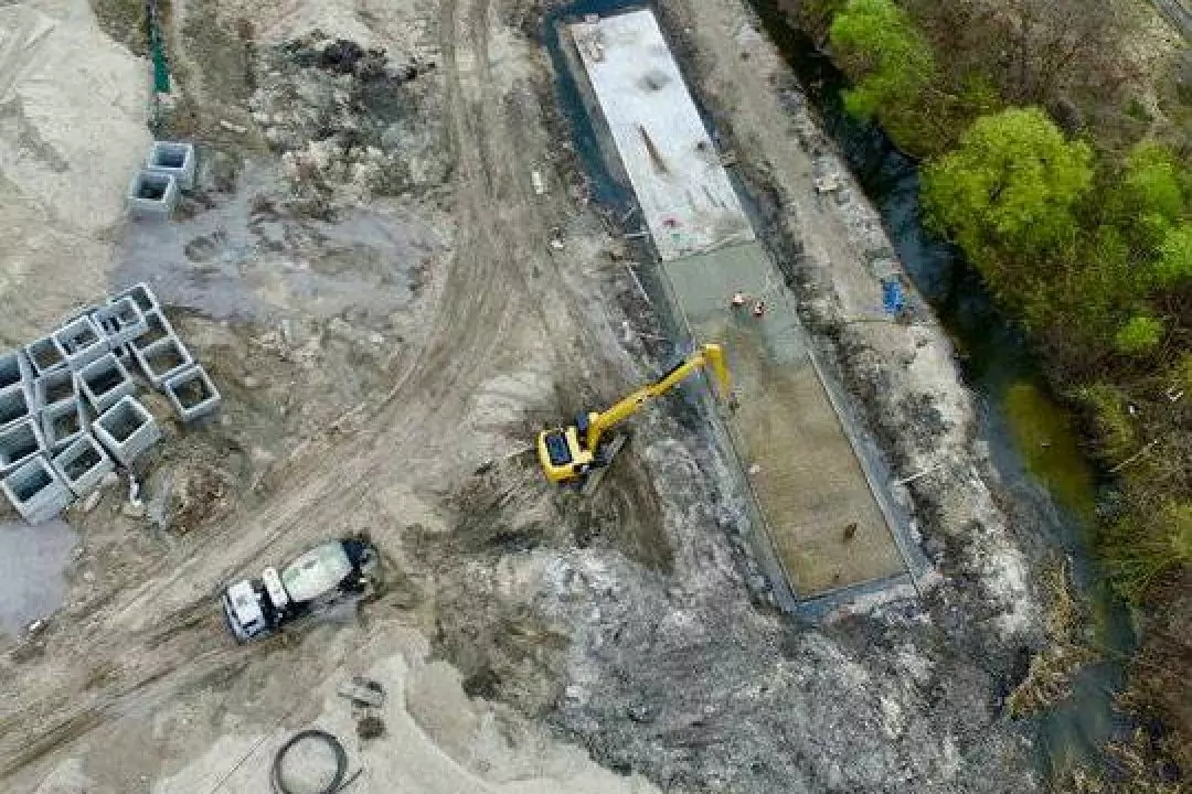 Річку Почайна у Києві засипають піском